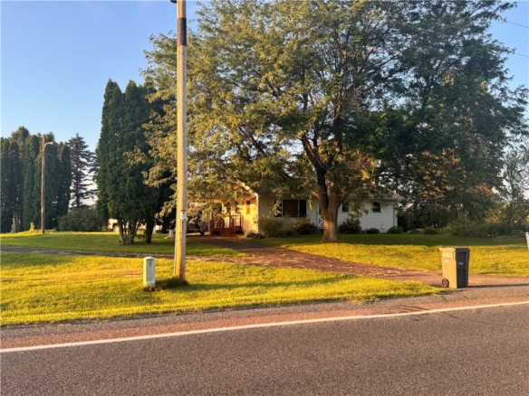 Residentialhouse for sale picture with an address of  6806 Curvue Road in Eau Claire and a list price of 399900