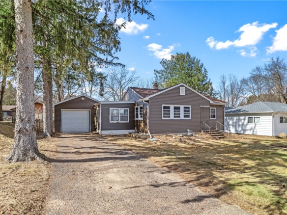 Residentialhouse for sale picture with an address of  728 2nd Street in Altoona and a list price of 185000