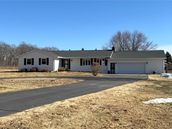 Residentialhouse for sale picture with an address of  812 Oak Street in Barron and a list price of 375000