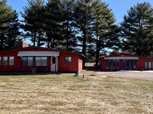 Residentialhouse for sale picture with an address of  S2320 County Road OO  in Cochrane and a list price of 649000