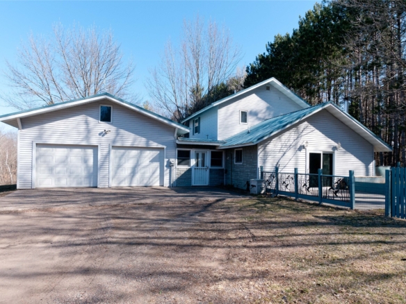 Residentialhouse for sale picture with an address of  1487 20 7/8 Street in Cameron and a list price of 259900