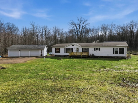 Residentialhouse for sale picture with an address of  15595 170th Street in Jim Falls and a list price of 325000