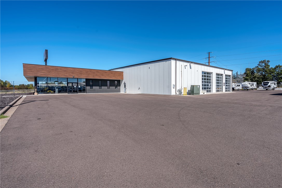 2000 Stout Street, Menomonie, WI — photo 4