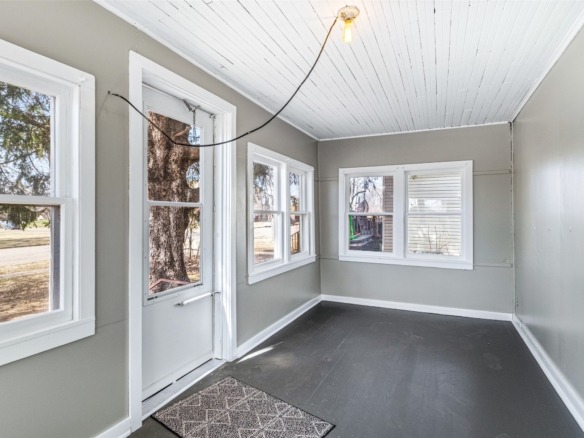 Residentialhouse for sale picture with an address of  205 5th Street in Cornell and a list price of 107500