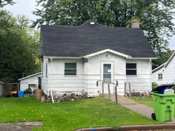 Residentialhouse for sale picture with an address of  216 2nd Street in Cornell and a list price of 139900