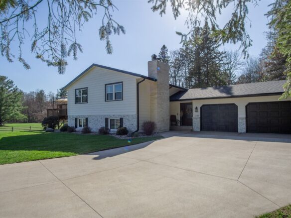 Residentialhouse for sale picture with an address of  2244 90th Avenue in Eau Claire and a list price of 544900