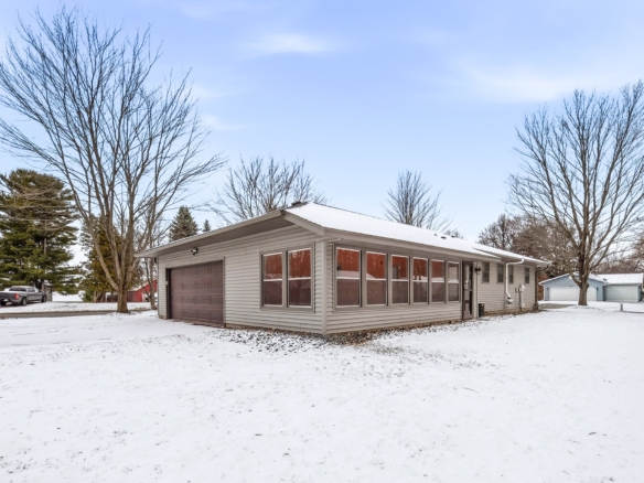 Residentialhouse for sale picture with an address of  3019 Deerfield Drive in Eau Claire and a list price of 389900