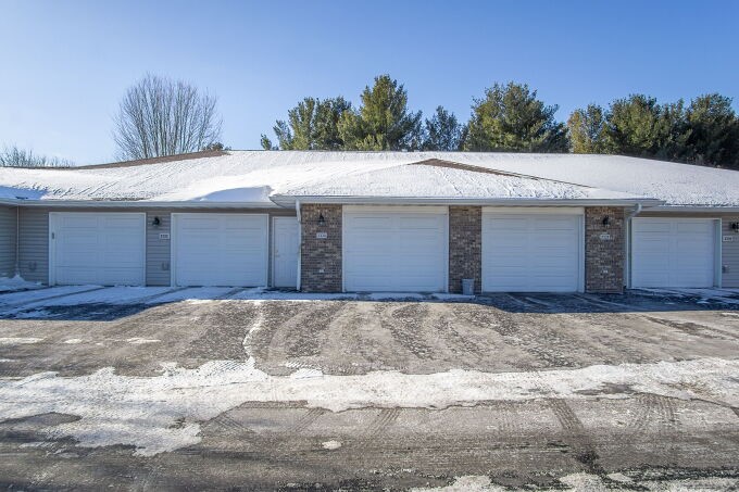 3330-Robin-Meadows-Eau-Claire-WI-54701-1