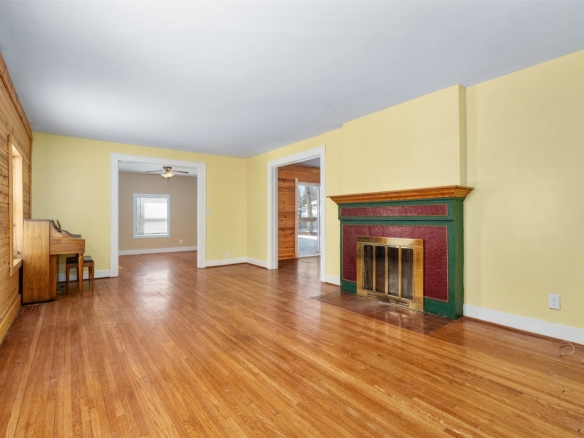 Residentialhouse for sale picture with an address of  35635 5th Street in Independence and a list price of 189000