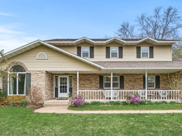 420 Southwood Court Eau Claire WI 54701 — photo 1