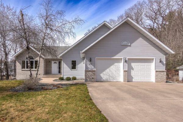 472 Glenwood Ct  Chippewa Falls WI 54729 — photo 1