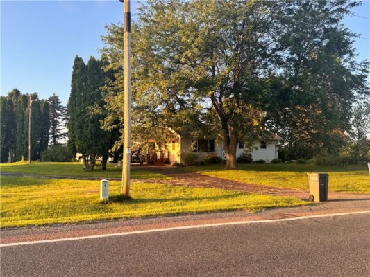 Residentialhouse for sale picture with an address of  6806 Curvue Road in Eau Claire and a list price of 399900.0