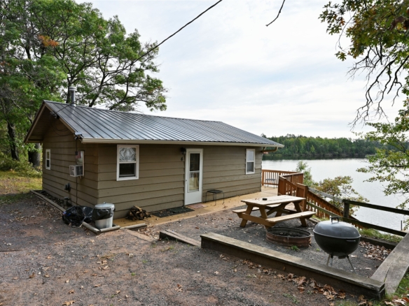 Residentialhouse for sale picture with an address of  6833 View Point Lodge Road  in Gordon and a list price of 319000