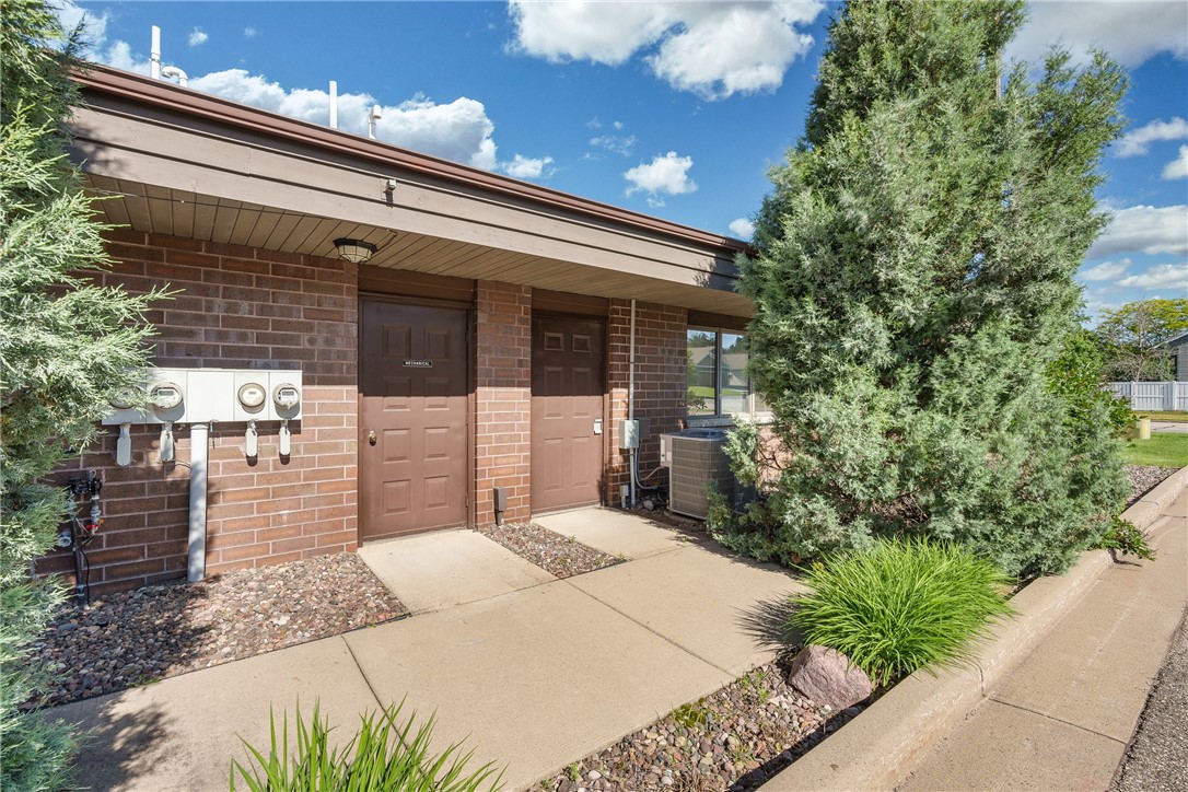 703 W Hamilton Avenue, Eau Claire, WI — photo 3