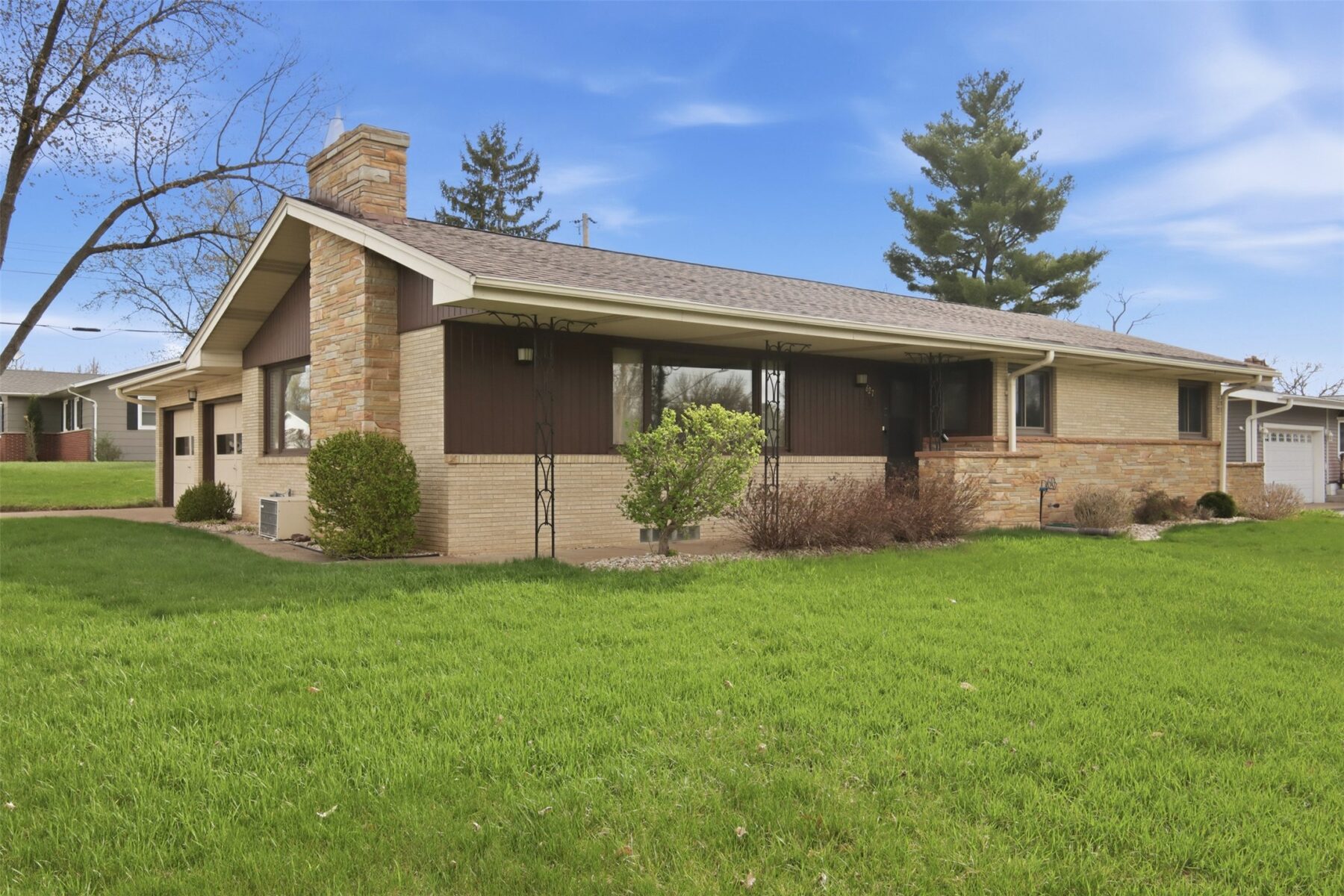 Residentialhouse for sale picture with an address of  827 Park Ridge Drive in Eau Claire and a list price of 289900