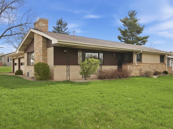 Residentialhouse for sale picture with an address of  827 Park Ridge Drive in Eau Claire and a list price of 289900