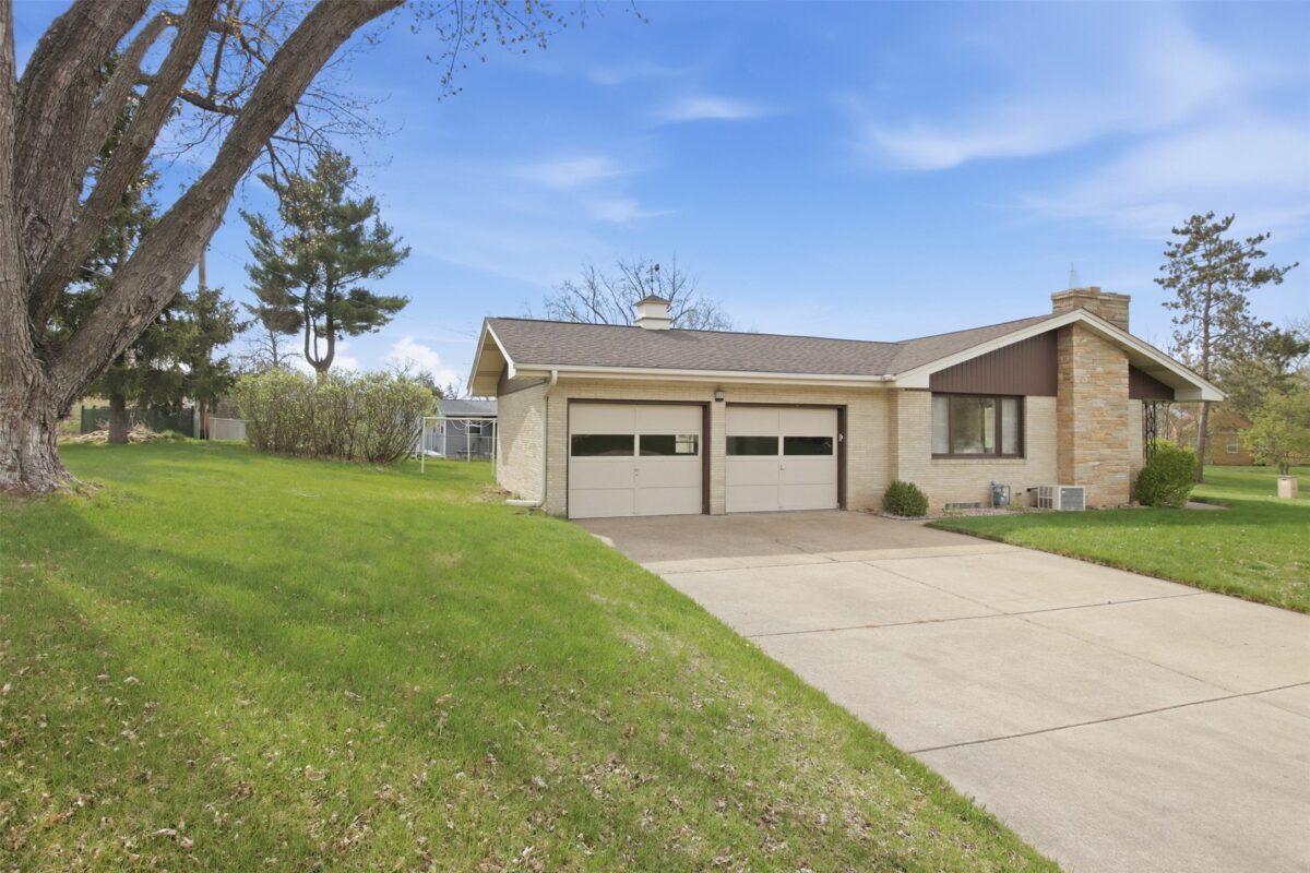 827 Park Ridge Drive, Eau Claire, WI