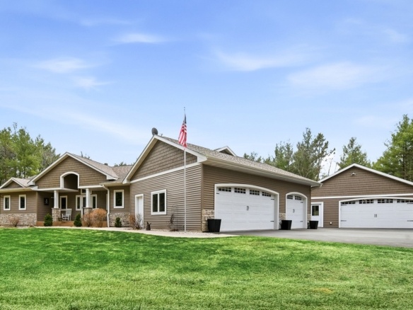 Residentialhouse for sale picture with an address of  909 Thistle Lane in Eau Claire and a list price of 749900