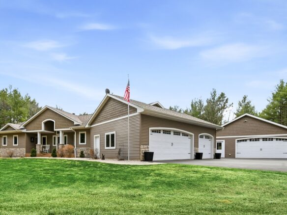 909 Thistle Lane Eau Claire WI 54703 — photo 1