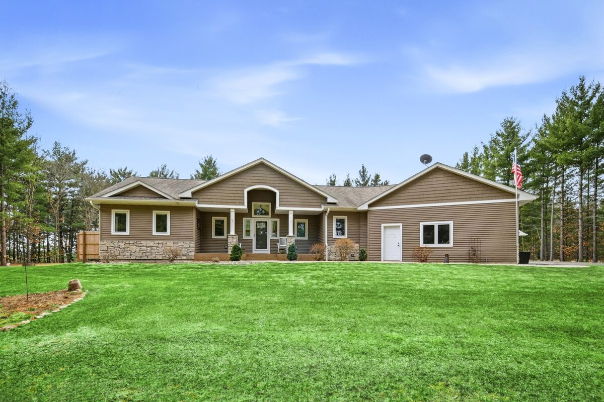 909 Thistle Lane Eau Claire WI 54703 — photo 2