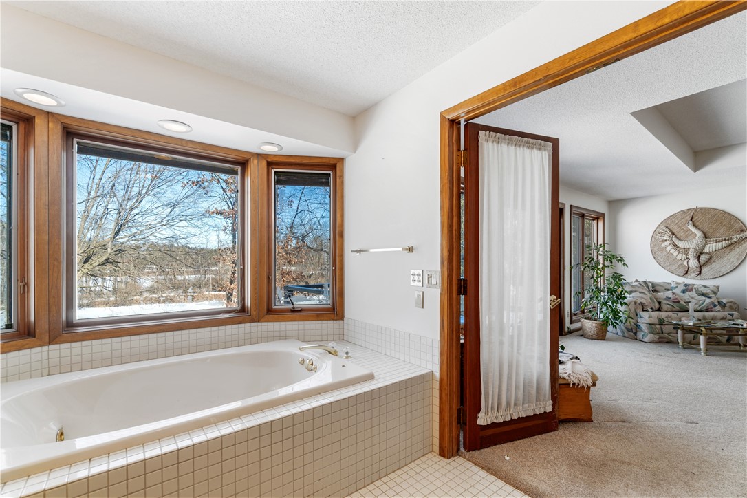 9556-27th-Eau-Claire-WI-54703-6