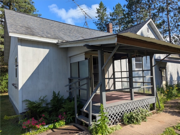 Residentialhouse for sale picture with an address of  9995 Raven Road in Hayward and a list price of 258000