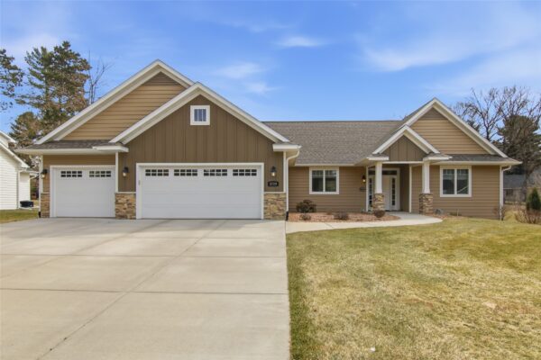 3729 Crest Ridge Court, Eau Claire, WI