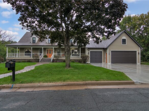 3920 Woodcrest Court, Eau Claire WI — $864,900