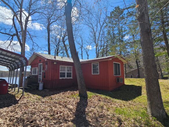 Residentialhouse for sale picture with an address of  936 Sunrise Point in Chetek and a list price of 189900