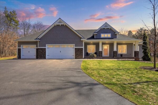 Residentialhouse for sale picture with an address of  977 McGregor Drive in Eau Claire and a list price of 849900