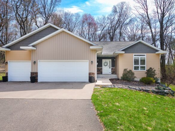 129 Grey Friar Lane, Eau Claire WI 54701 - Residential house for sale - MLS #1598811 - image1