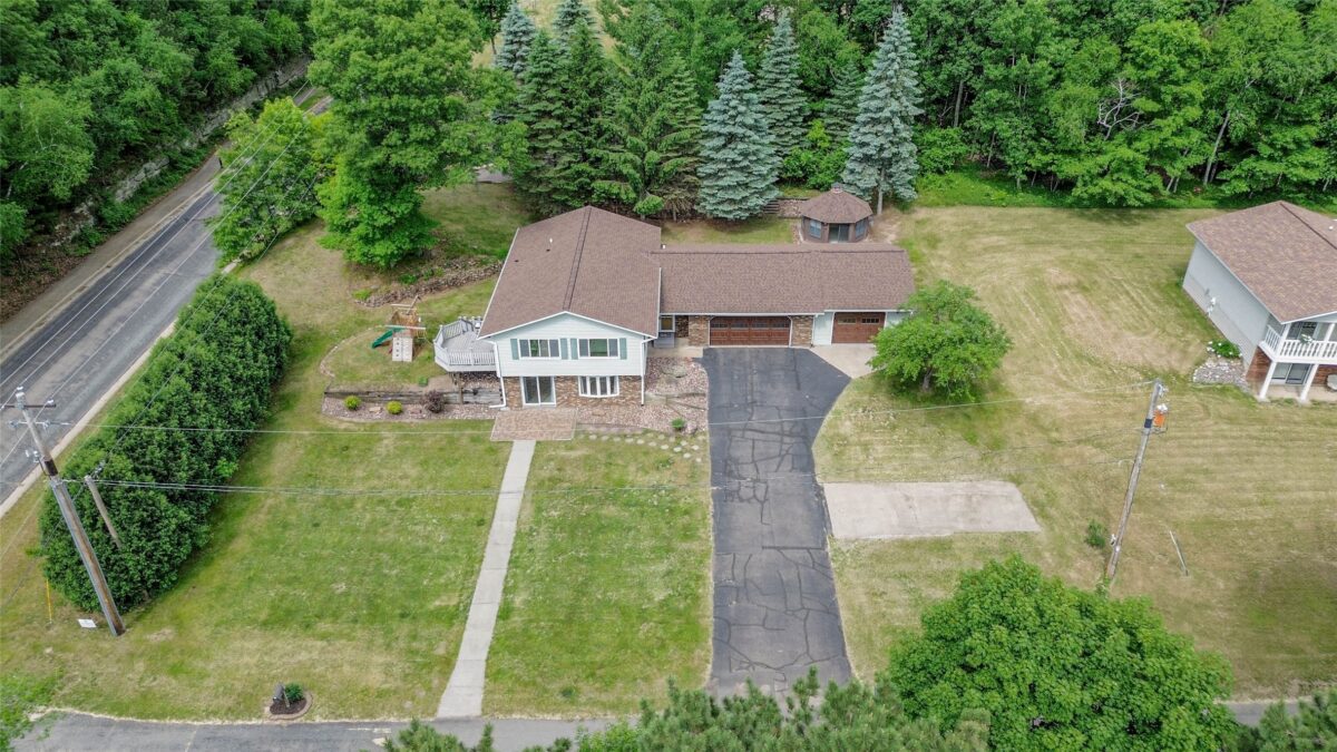 2204 Hillside Drive, Eau Claire WI 54703 - Residential house for sale - MLS #1601741 - image2