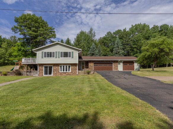 2204 Hillside Drive, Eau Claire WI 54703 - Residential house for sale - MLS #1601741 - image1